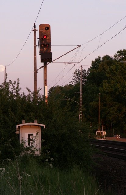 DR-Signal mit Signalfernsprecher vor dem Stellwerk Klein Sch�nwalde. 