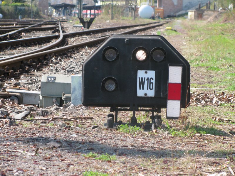Lichtsperrsignal mit Kennlicht.Standort des Signals ist das Bahnhofsvorfeld von Bad