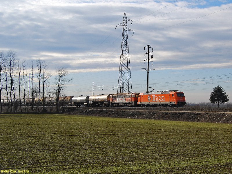 LINEA E186 910 (TRAXX F140 MS) + D753 503 hauling