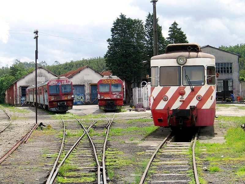 Die Triebwagen 9631, 9632 und 9306 (v.l.) in Sernada do