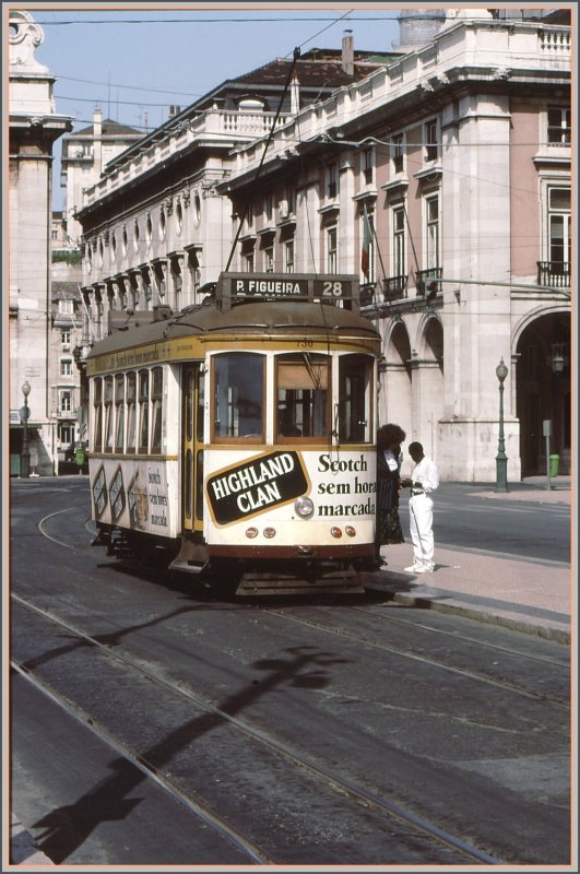 Lisboa Praa do Comrcio. Tramwagen 702 der Linie 28 zur Praa Figueira. Viele Strasssenbahnwagen trugen Werbung fr schottischen Whisky. (Archiv 06/92)