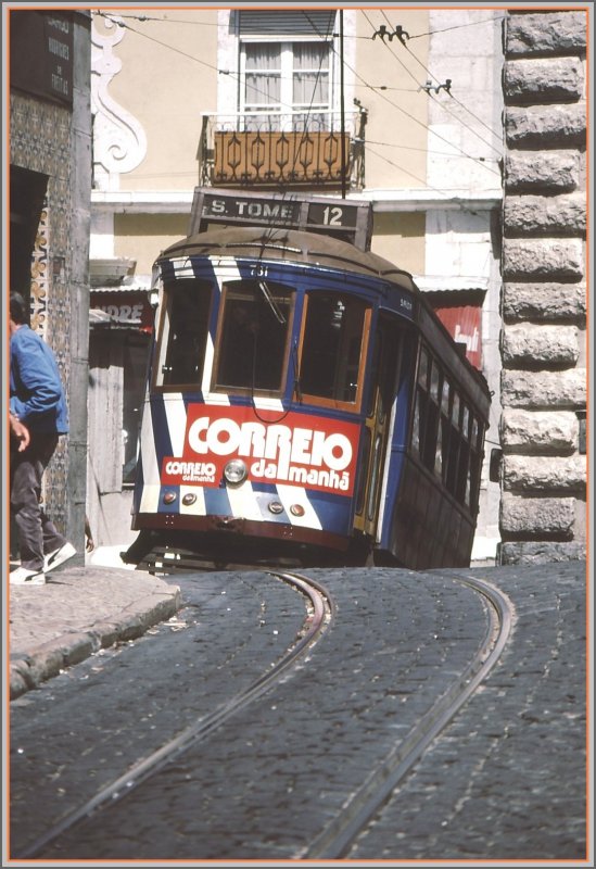 Lissabon Linie 12. Der Scheitelpunkt in einer steil abfallenden S-Kurve ist erreicht und Wagen 731 zwngt sich zwischen zwei Husern hindurch. (Archiv 06/92)