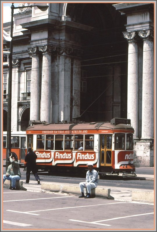 Lissabon Praa do Comercio. Ein Tram der Linie 18 mit Werbung fr Tiefkhlprodukte von Findus. Seitenanschrift  Abwechslung zu allen Jahreszeiten  (Archiv 06/92)