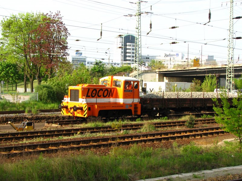 Locon 007 mit Bauzug im Bahnhof Cottbus.03.05.08. 