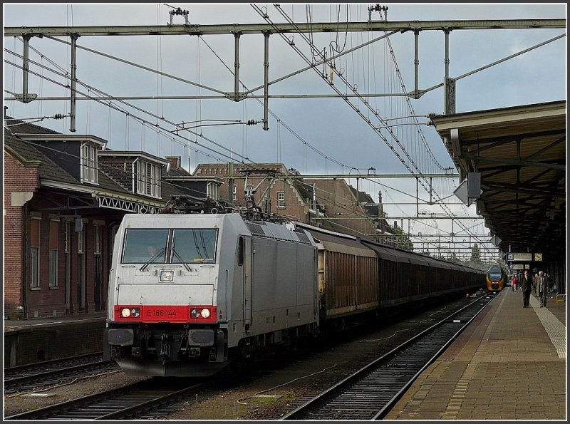 Durchfahrt eines G�terzuges mit E-Lok E 186 144 im Bahnhof