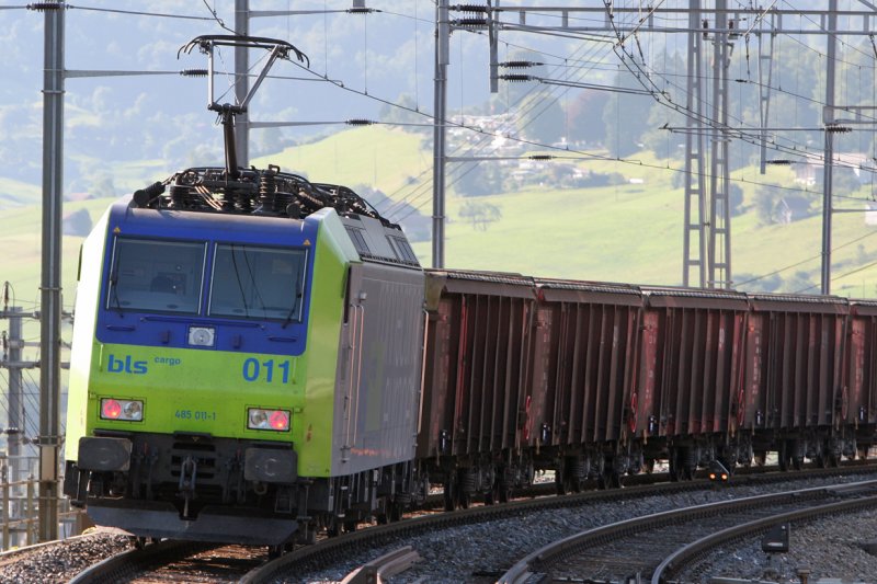 Re 485 011 exits from the station Spiez, provides service