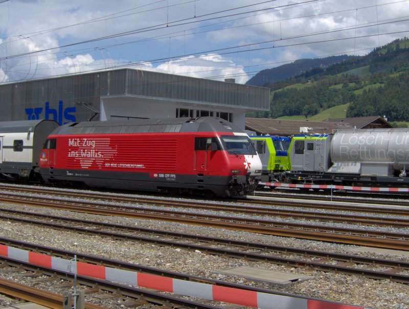 Re 460 mit Wallis-Werbung zieht einen Extrazug in Richtung des