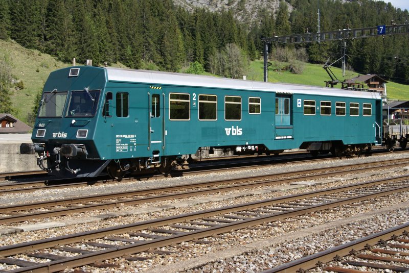 BDt 943 steht am 16.5.09 in Kandersteg. 