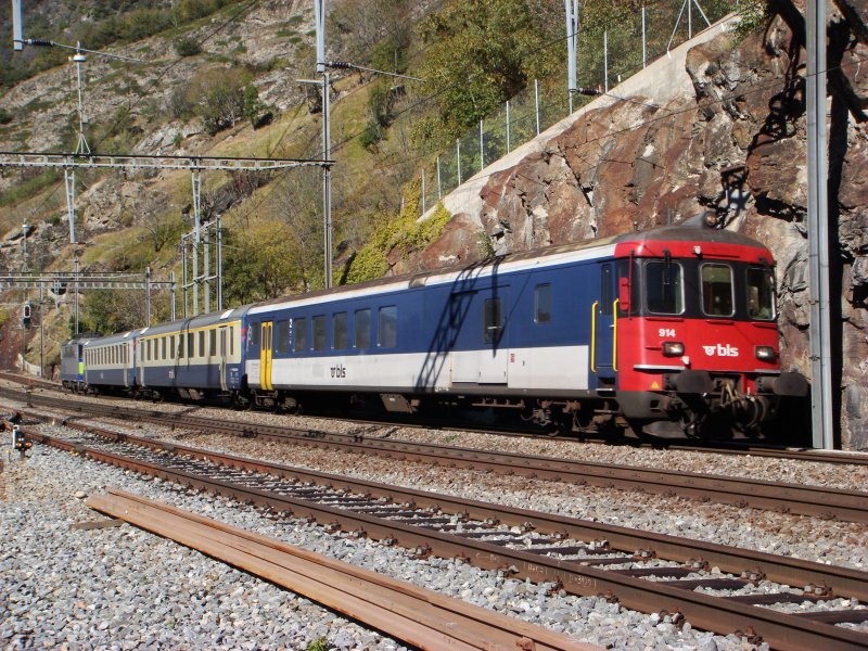 Regio Goppenstein-Brig mit Re 4/4 II bei der Einfahrt in