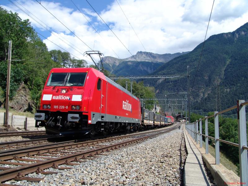 Br 185 226-8 und Br 185 227-6 (am Zugschluss) am