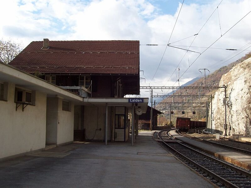 Bahnhof Lalden am 09.11.2006, die letzten Wagen eines Eaos-Ganzzugs verla�en