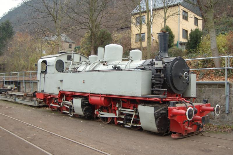 Lok 11sm der Brohltalbahn. Kalt. An der Wiederinbetriebnahme wird fieberhaft gearbeitet.