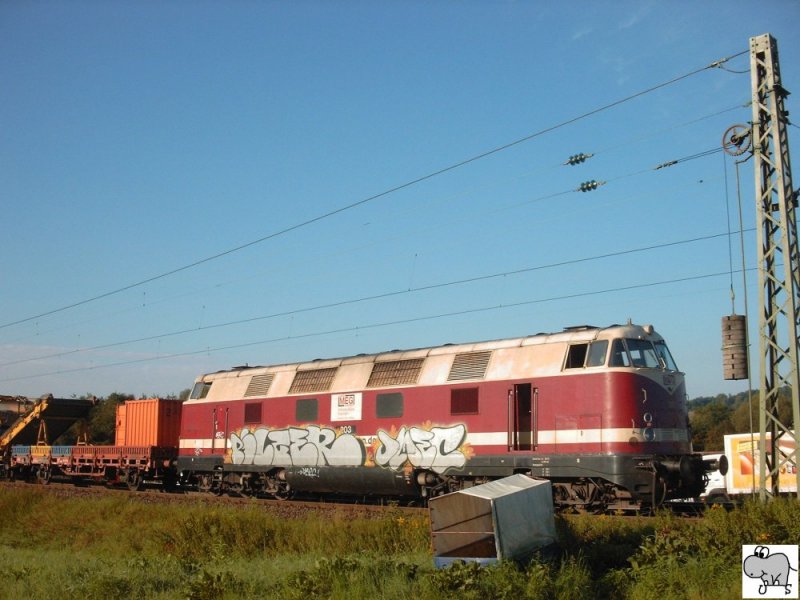 Lok 203 der Mitteldeutschen Eisenbahn GmbH (MEG). Leider zeigte sich die Lokomotive bei Sanierungsarbeiten auf der Strecke Coburg - Creidlitz mit hsslicher Graffiti. Die Aufnahme entstand am 25. August 2007.