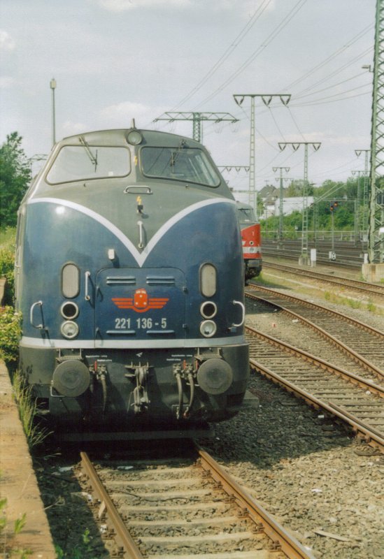 Lok 221 136-5 an einem Juniwochenende 2006 in Fulda.