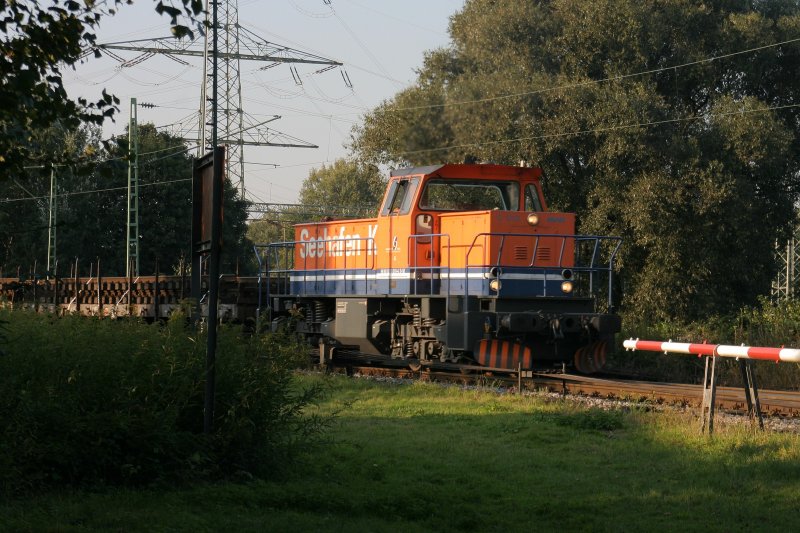 Lok 4 (MAK G 1203, Bauj. 1991, 745 kw) der Seehafen Kiel mit Schwellenwagen auf dem Betriebsgelnde der WHE. 18.09.2008
