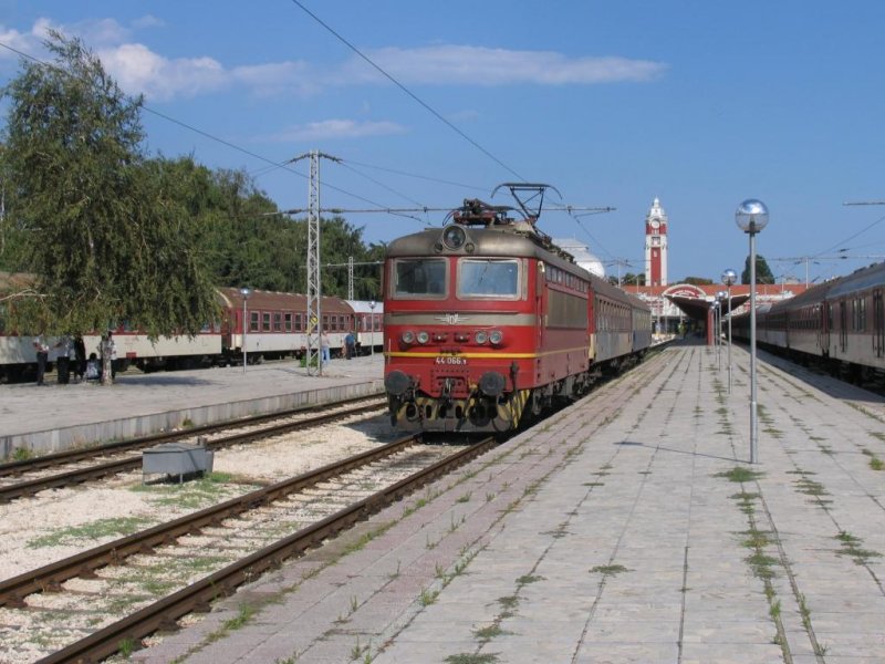 Lok 44 066 9 mit Zug 20165 Varna-Shumen (Варна-Шумeн) auf Bahnhof Varna (Варна) am 23-08-2006.