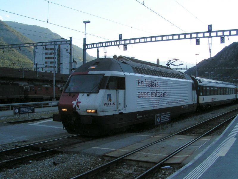 Lok 460 090-4 kommt aus Richtung Spiez im Bahnhof Brig an.  30.07.2007