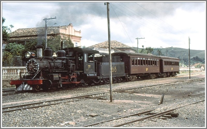 Lok 68 rangiert in Antonio Carlos den 2. und 1.Klasse Holzwagen. Zum Zugverband gehrt noch ein Gepckwagen, der auf die andere Seite des Zuges umgehngt wird. Unterwegs in Imbituba werden noch 12 vierachsige Boxcars mit Zement angehngt, die die Lok an ihre Leistungsgrenze bringt. (Archiv 03/1979)