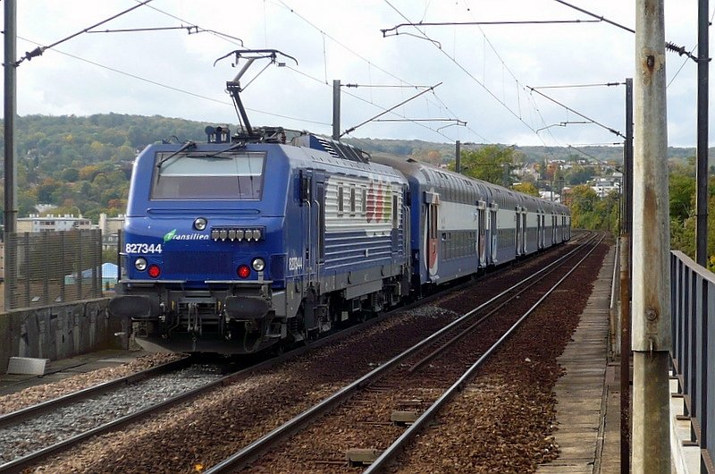 Lok 827344 mit V2BNDoppelstockzug der Transilien SNCF als RERLine J