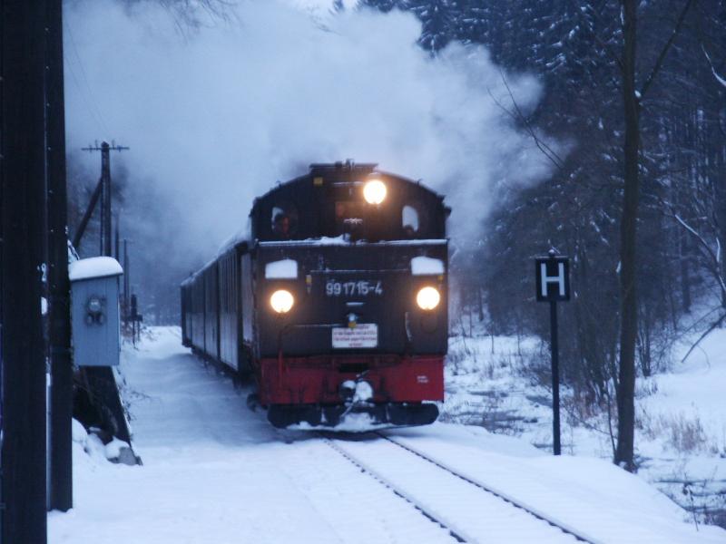 Lok 99 1715-4 vor Zug 16 Ri Steinbach - Einfahrt in den Hp Wildbach am 3.12.2005 ca. 16 Uhr (Versptung) 