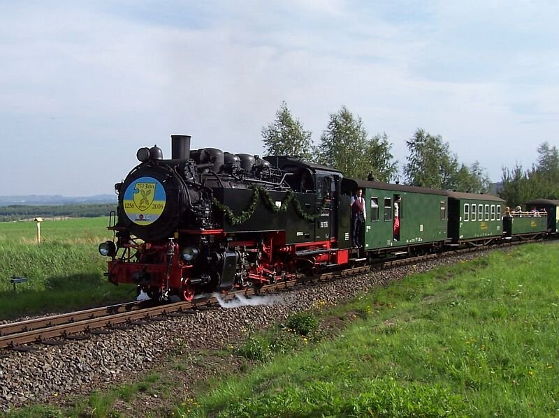 Lok 99 735 mit Doppelzug zu den Festveranstaltungen  750 Jahre Oybin  am 17.09.2006 zwischen Olbersdorf Oberdorf und Bahnhof Bertsdorf, der Zug bestand aus dem Dampflokzug mit sechs Wagen, .... 