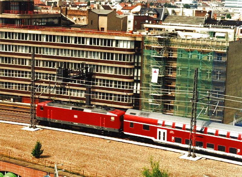 Lok der BR 112 (heute: BR 114) mit Regionalzug bei der Ausfahrt aus Berlin Alexanderplatz im Jahre 1999.
