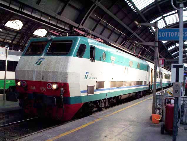 Lok e444 056 am Milano Cenrale am 29. Juli 2004