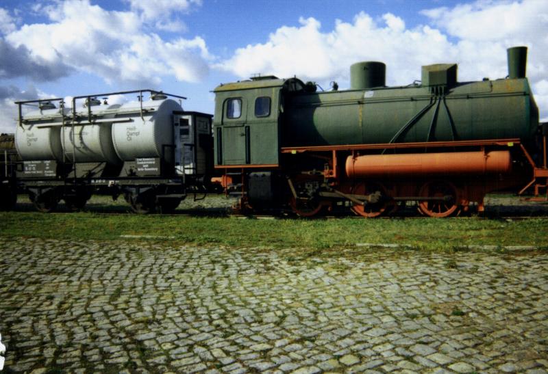 Lok mit Kesselwagen , Typ unbekannt, aufgenommen in einem Dorf in Mecklenburg-Vorpommern , 2003