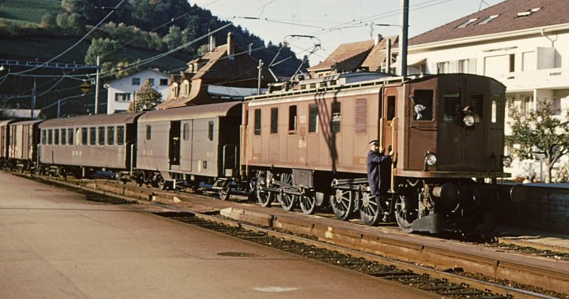 Lokomotive Ce 6/6 121 der BN (BLS-Gruppe) rangiert am 25.Oktober 1967 in Kehrsatz