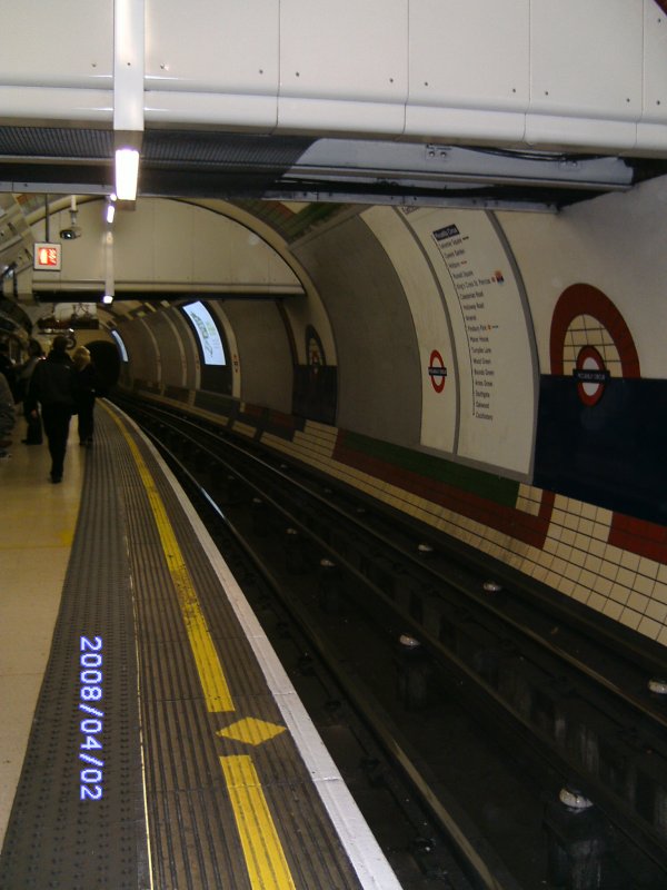 Der U-Bahnhof London Piccadilly Circus.(02.04.2009)  