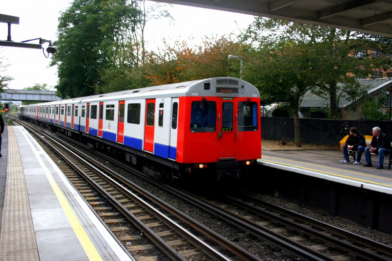 London Underground's D-Stock fhrt in der Regel auf der District Line. Auf dem Richmond-Ast begegnete mit am 14.10.2009 die Einheit mit Triebkopf 7013 in der Station Kew Gardens. 