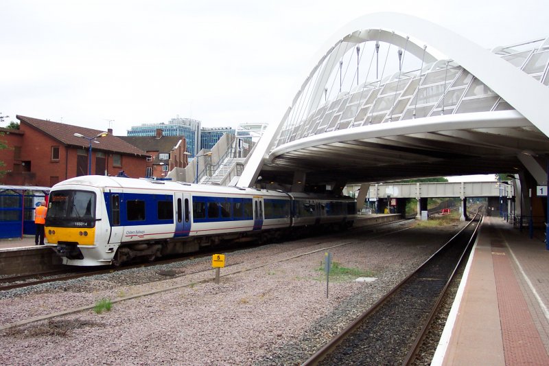 London Wembley Stadium - Class 165
Die Station wurde zuerst als  Wembley Hill  erffnet und erst spter zu  Wembley Stadium  umbenannt.
Frher noch mit zwei Durchgangsgleisen in der Mitte wurde der Bahnhof in den 60ern zu dem heutigen Aussehen umgebaut.
Von hier aus operiert Chiltren Railways auf der Strecke von London Marylebone nach High Wycombe und Birmingham.