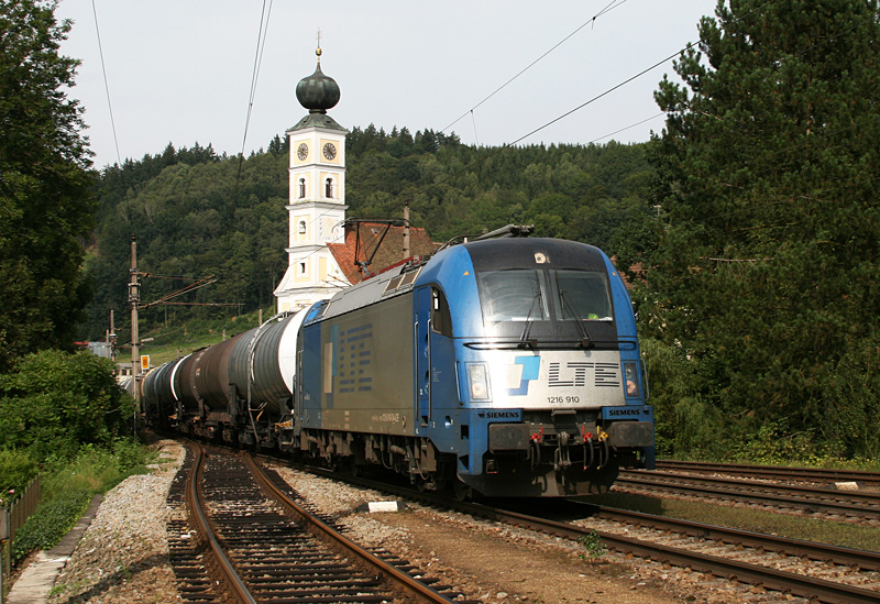 1216 910 der LTE mit einem Kesselwagenzug am 26.08.2009 in