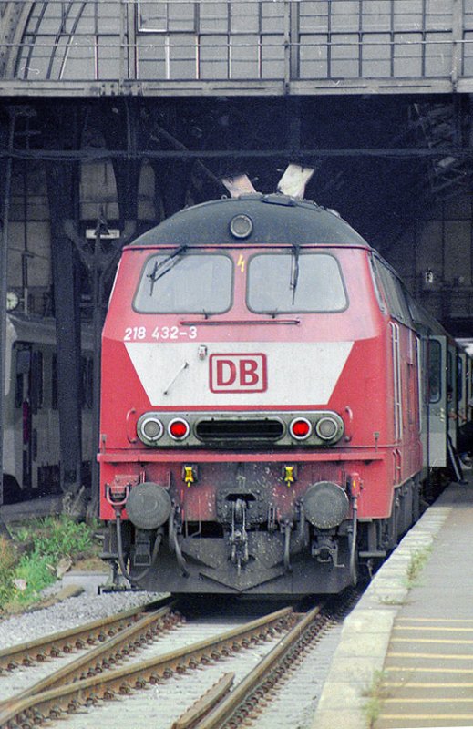 L�beck Hbf 1989. Die 218 432 hat gerade einen Wendezug