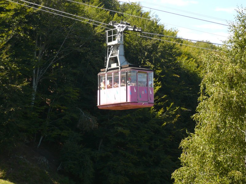 Gondel 3 der Stresa-Mottarone Seilbahn Kurz vor der Mittelstation 