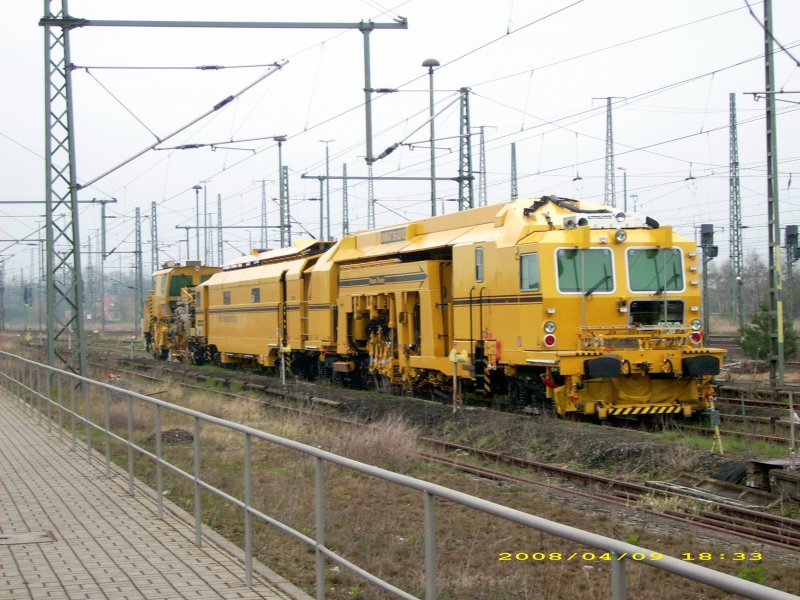 Diese beiden Gleisbaumaschienen stehen am 09.04.08 im Bahnhof Lutherstadt Wittenberg