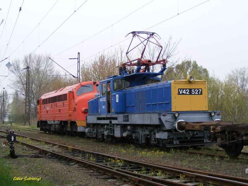 V42 527 und M61 006 bei Budapest R�kosrendező
05.04.2008. 