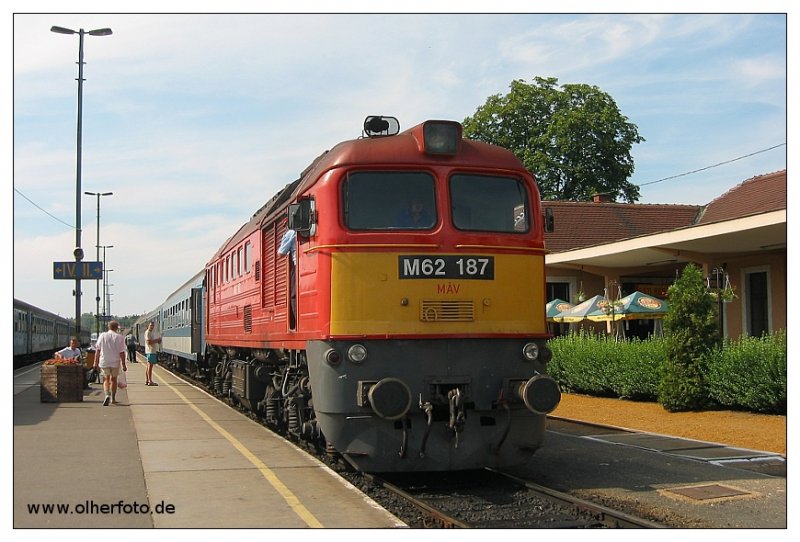 M62 187 vor einem Zug in Tapolca am 26.07.2003