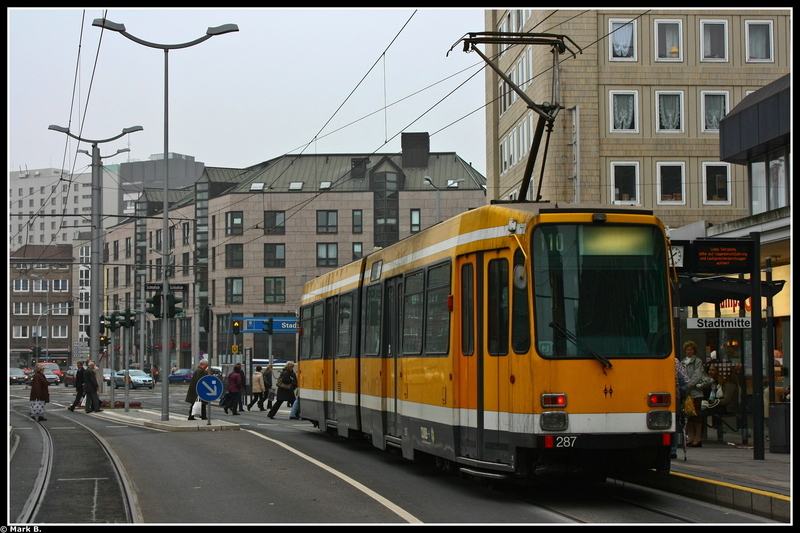 M6D der Mlheimer Straenbahn steht an der Haltestelle Mlheim Stadtmitte.