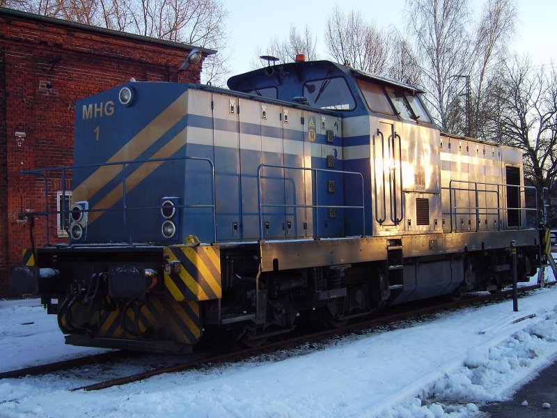 Magdeburg Rothensee am 06.01.2009, die MHG1 wartet neben dem Lokschuppen
