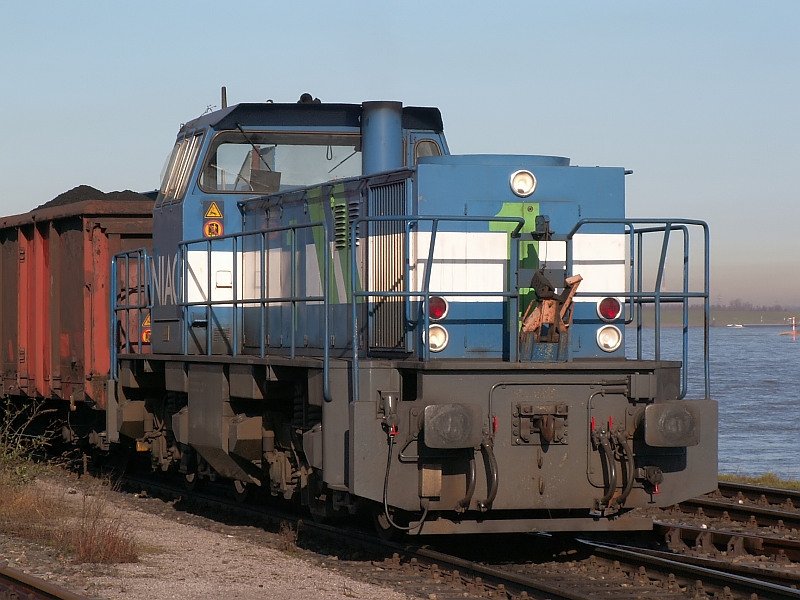 Behangen mit einigen Kohlewagen steht diese MaK 1204 im Orsoyer