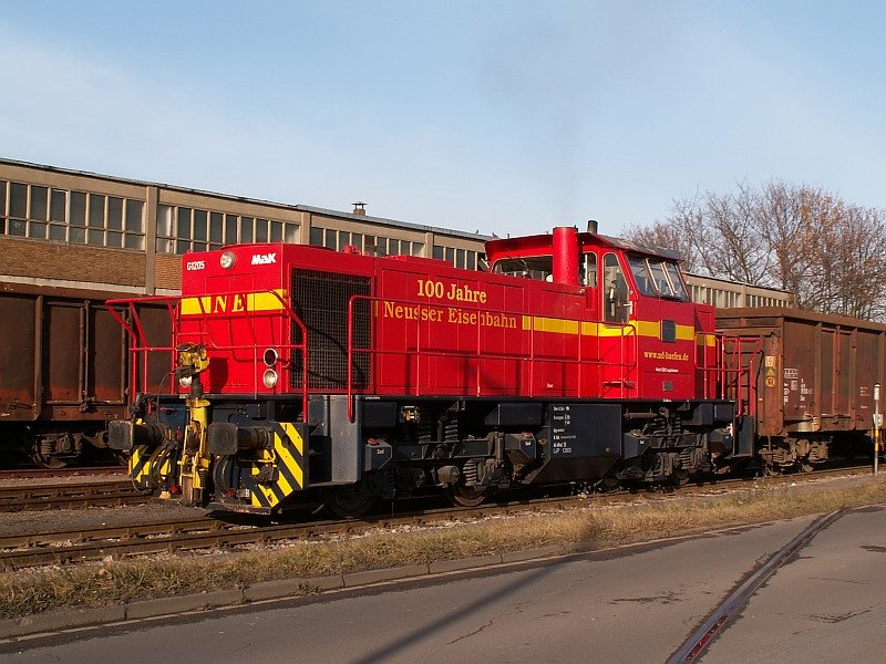 Diese Lokomotive rangiert mit einigen G�terwagen im Neusser Hafen. Das