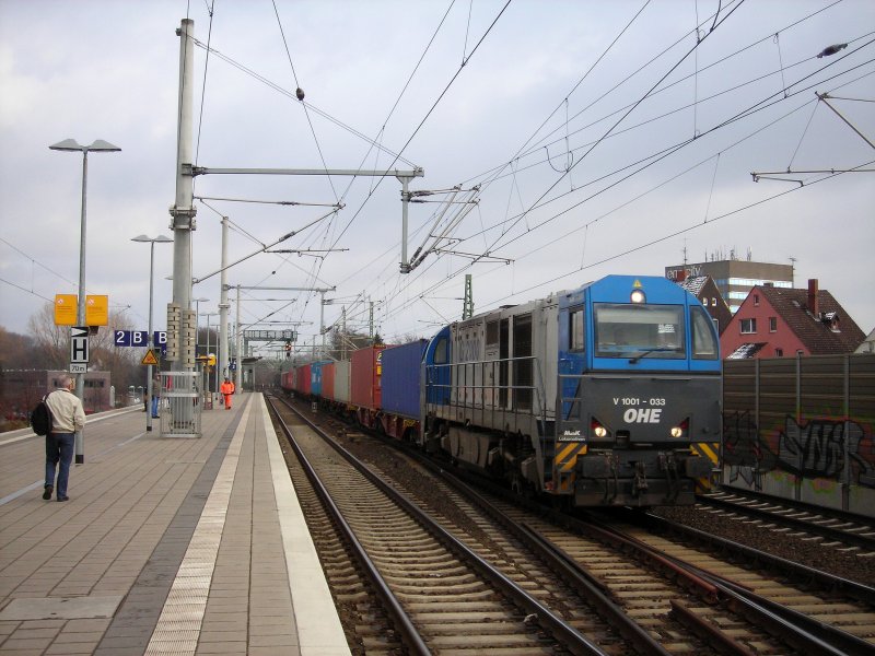 V1001 033 mit einem Containerzug in Hannover Linden/Fischerhof 