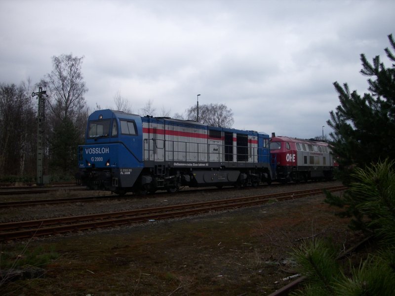 Eine MaK G2000 und eine V160 mit leeren Holzwaggons in