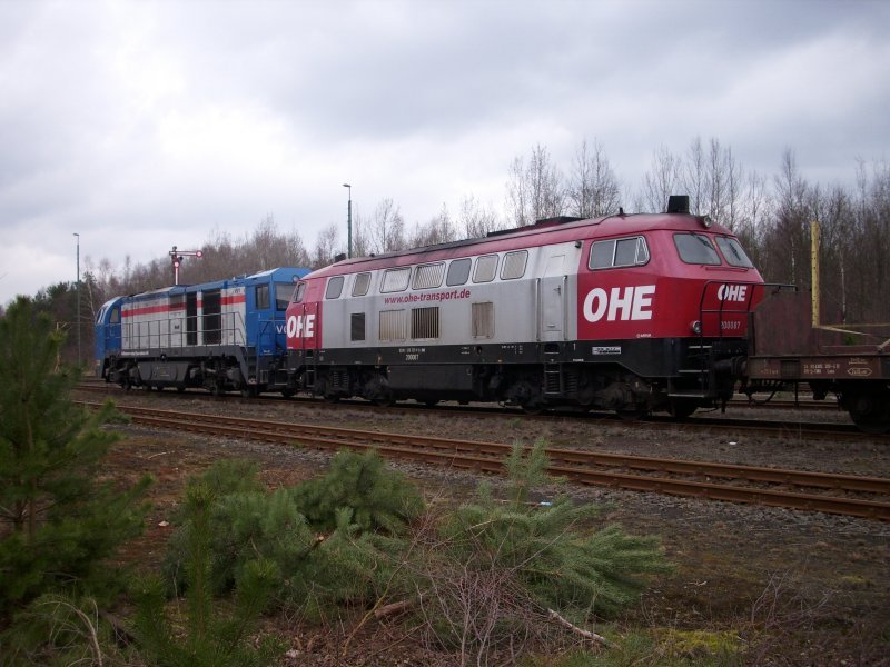 Eine MaK G2000 und eine V160 mit leeren Holzwaggons in