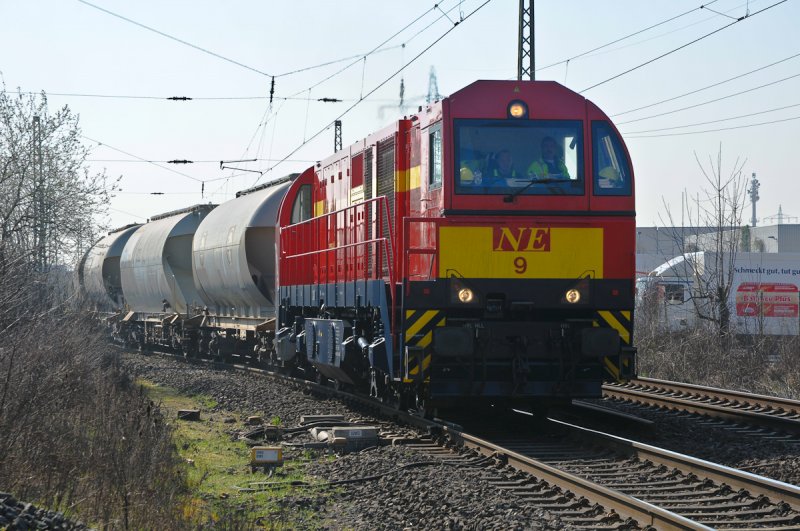 Lok 9 der Neusser Eisenbahn f�hrt mit einem Kesselwagenzug von