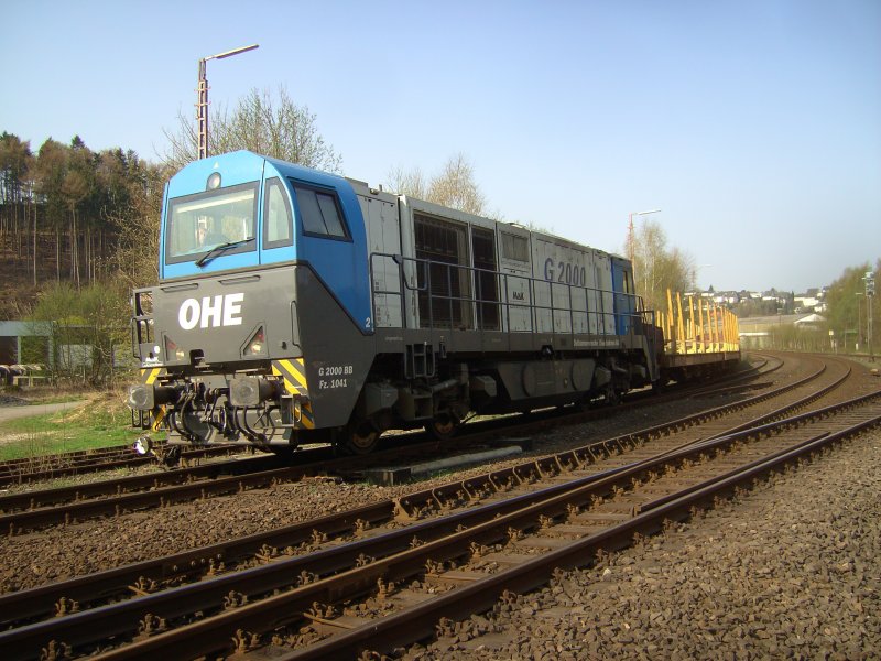 Am 11.04.09 rangiert die OHE G2000BB einen Holzzug im Bahnhof