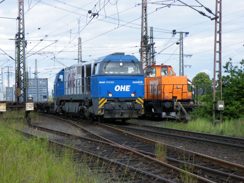 Eine G2000 der OHE �berholt eine Lok der BBL in