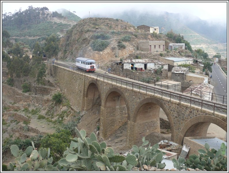 Mal abgesehen vom herunterhngenden Gelnder, ist dieser Viadukt bei Arbaroba vorbildlich restauriert. Dasselbe gilt fr smtliches Mauerwerk entlang der ganzen 120km von Asmara bis Massawa am Roten Meer. Der Fiat Railcar Nr. 2 verlsst soeben Arbaroba. (28.10.2008)