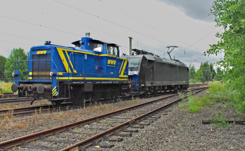 Mal ein anderer Lokzug bestehend aus MRCE 185 551-9 und im Schlepp MWB 360 749-6. Der Nachschuss aufgenommen am 08.07.2009 in Eschwege West.